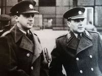 Milan Píka (vľavo) spolu so svojím otcom, generálom Heliodorom Píkom