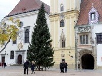 Na Hlavnom námestí už stojí vianočný stromček