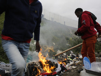 Migranti pri francúzskom prístave Calais Migranti pri francúzskom prístave Calais