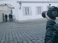 Podvodníci nafotili paparazzi fotky falošného Jima Carreyho a rozposlali ich do médií. Na verejnosť sa tak dostala informácia, že slávny americký herec je v Prahe. 