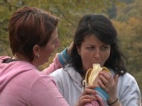 Súťažiace na Farme si jedna po druhej vkladali banán do úst. Petra dokonca Jane s perverzne pôsobiacimi praktikami pomáhala. 