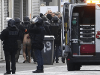 Armáda zaplavila ulice Paríža. Na severnom predmestí Paríža sa strieľalo. Zadržali siedmich podozrivých
