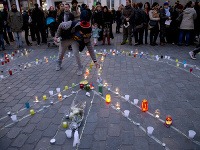Ľudia stále smútia a zapaľujú sviečky kvôli piatkovým útokom v Paríži. Molenbeek, Belgicko