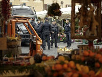 Polícia hliadkuje na trhu Campo dei Fiori, vedľa Francúzskeho veľvyslanectva v Ríme.