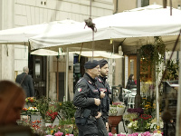 Polícia hliadkuje na trhu Campo dei Fiori, vedľa Francúzskeho veľvyslanectva v Ríme.