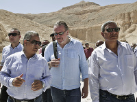 Mahmúd Damátí (vľavo) a Nicholas Reeves (v strede)