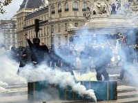 Protest proti klimatickému summitu OSN v Paríži. Musela zasahovať polícia.