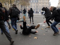 Protest proti klimatickému summitu OSN v Paríži. Musela zasahovať polícia.