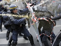 Protest proti klimatickému summitu OSN v Paríži. Musela zasahovať polícia. Protest proti klimatickému summitu OSN v Paríži. Musela zasahovať polícia.