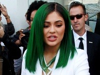 Kylie Jenner je rada stredobodom pozornosti. Vďaka zelenej hlave je momentálne neprehliadnuteľná.