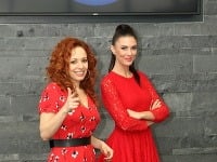 Charitatívnu akciu prišli podporiť moderátorky Vera Wisterová a Soňa Skoncová. Obe zvolili červené šaty.