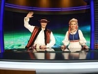Patrik Švajda a Zlatica Švajdová Puškárová odmoderovali záver Televíznych novín v krojoch. 