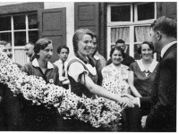 Htlera vždy vítali dievčatá s kvetmi.