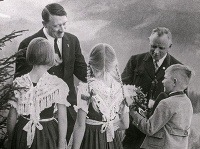 K Hitlerovi neodmysliteľne patrili árijské deti a kvety