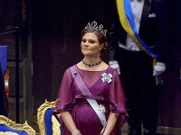 Princezná Victoria (38) je nasledovníčka kráľovského trónu. Je o nej známe, že v minulosti prekonala anorexiu. V lete 2010 sa vydala za svojho osobného trénera Daniela Westlinga, ktorému v 2012 porodila dcérku Estelle. Aktuálne nosí pod srdcom druhého potomka, narodiť by sa mal v marci.