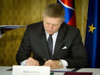 Premiér Robert Fico počas podpisu zmluvy so spoločnosťou Jaguar Land Rover Premiér Robert Fico počas podpisu zmluvy so spoločnosťou Jaguar Land Rover