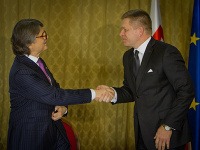 Zľava: Generálny riaditeľ spoločnosti Jaguar Land Rover Ralf Dieter Speth a premiér Robert Fico po podpise zmluvy so spoločnosťou Jaguar Land Rover Zľava: Generálny riaditeľ spoločnosti Jaguar Land Rover Ralf Dieter Speth a premiér Robert Fico po podpise zmluvy so spoločnosťou Jaguar Land Rover