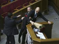 Počas rečnenia Arsenija Jaceňuka sa strhla v parlamente bitka.