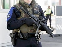 Švajčiarska polícia hliadkuje so samopalmi v Ženeve.