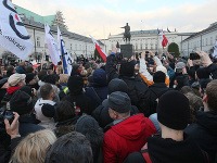 Demonštranti v Poľsku žiadajú odstúpenie prezidenta