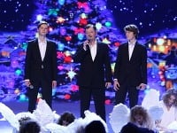 Peter Sklár so svojimi synmi na koncerte Noc nádejí.  