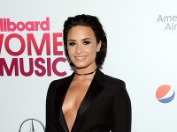 Demi Lovato stavila na outit ladený do pánskeho štýlu. 