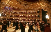 Ples v Opere končí.