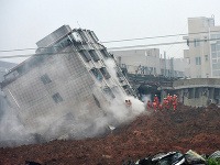 Zosuv pôdy v juhočínskom meste Šen-čen v provincii Kuang-tung pochoval 22 budov