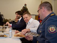 Robert Fico a Robert Kaliňák počas návštevy službukonajúcich hasičov stanice Hasičského a záchranného útvaru v Malackách. Robert Fico a Robert Kaliňák počas návštevy službukonajúcich hasičov stanice Hasičského a záchranného útvaru v Malackách.