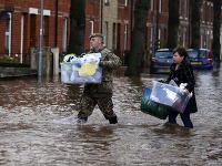 Briti sú kvôli záplavám na severe Anglicka poriadne rozhnevaní.