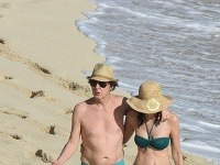 Paul McCartney a Nancy Shevell sa chvíle na plaži maximálne užívali. 