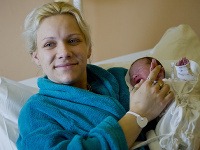 Na snímke mamička  Denisa Šonová s dcérou Marianou v bratislavskej Nemocnici svätého Cyrila a Metoda