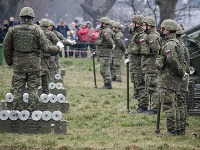 Vojaci privítali rok 2016 tradičnými 20 delostreleckými salvami