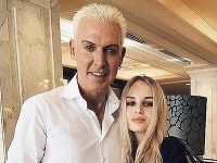 Líder kapely Scooter - H. P. Baxxter vyzerá rovnako ako v časoch najväčšej slávy. Po svojom boku má 19-ročnú kočku Lizu Leven. Líder kapely Scooter - H. P. Baxxter vyzerá rovnako ako v časoch najväčšej slávy. Po svojom boku má 19-ročnú kočku Lizu Leven.