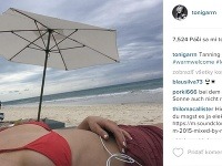 Toni Garrn sa na instagrame pochválila fotkami z dovolenky. Prsia však mala skryté pod bikinami. 