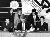 Na na snímke z roku 1997 Ján Ducký podpisuje v Bratislave Dohodu o poskytnutí úveru v sume 270 miliónov DEM so zástupcami bánk Citibank N.A. a Ing Barings so sídlom v Londýne. 