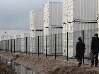 Migranti dostali vo francúzskom Calais k dispozícii vyhrievané kontajnery.