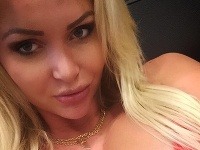 Michaela Gašparovičová alias Mia bella Michaella sa vyzliekla donaha. Michaela Gašparovičová alias Mia bella Michaella sa vyzliekla donaha.