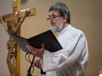 Kazateľ Cirkvi bratskej v Bratislave Daniel Pastirčák počas rozlúčky so zosnulým kňazom Antonom Srholcom 