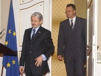 Minister obrany Juraj Liška (vpravo) podal po havárii demisiu.
