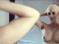 Penélope Cruz sa v španielskej dráme ukázala s nahými prsiami a vyholenou hlavou. 
