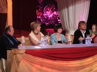 Dagmar Hubová sa zviditeľnila aj v tanečnej šou Let´s Dance (tretia zľava).