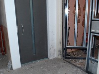 Polícia vyšetruje tri výbuchy v priestoroch reštaurácie, v spoločných priestoroch bytového domu a v aute, ktoré zaevidovali v nedeľu a v pondelok ráno v Piešťanoch.