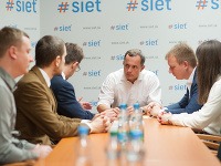 Podpredseda strany Sieť Miroslav Beblavý, predseda strany Radoslav Procházka a Radana Deščíková z Inštitútu pre dobre spravovanú spoločnosť (SGI) počas podpisu verejného záväzku k protikorupčným opatreniam iniciatívy Štrngám za zmenu (Inštitút pre dobre s Podpredseda strany Sieť Miroslav Beblavý, predseda strany Radoslav Procházka a Radana Deščíková z Inštitútu pre dobre spravovanú spoločnosť (SGI) počas podpisu verejného záväzku k protikorupčným opatreniam iniciatívy Štrngám za zmenu (Inštitút pre dobre s