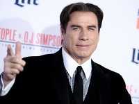 John Travolta pripomína panáka z múzea voskových figurín. 