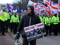 V Británii vypukli dve demonštrácie súbežne. Extrémisti proti migrantom a aktivisti proti rasizmu.