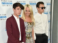 Pamela Anderson sa netají tým, že synovia Dylan (vľavo) a Brandon sú pre ňu všetkým. 