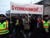 Maďarskí učitelia držia v ruke plagát s nápisom "Za naše deti!"