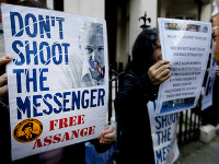 Demonštranti pred ekvádorskou ambasádou v Londýne