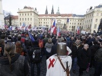 Stovky ľudí demonštrovali v Prahe proti migrácii, ale aj na jej obranu.